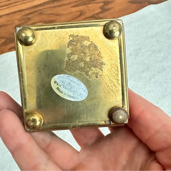 Elegant Green Glass and Gold Accent Box - Picture 8 of 9